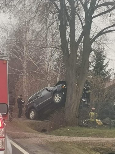 Na trasie Lublin – Łęczna pojazd osobowy uderzył w drzewo (zdjęcia)