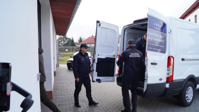 Osadzeni Zakładu Karnego w Hrubieszowie wykonali budki lęgowe. Trafiły one do Nadleśnictwa Strzelce (zdjęcia)