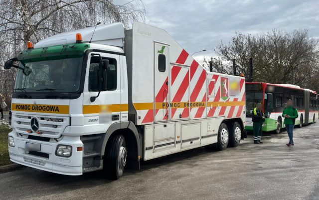 Kontrole autobusów komunikacji miejskiej w Lublinie. Jeden z pojazdów odholowano (zdjęcia)