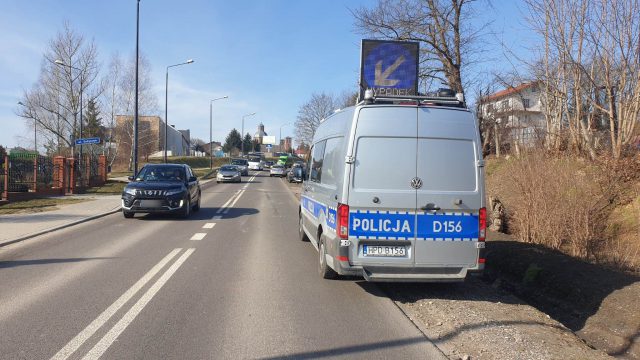 Oczekiwał na możliwość skrętu w lewo. W jego auto wjechał kierowca dostawczego renaulta (zdjęcia)