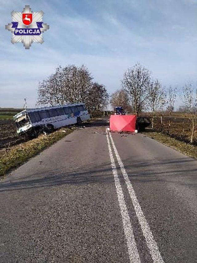 Zderzenie rovera z autobusem szkolnym. Jedna osoba nie żyje, droga jest zablokowana (zdjęcia)