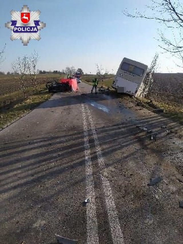 Zderzenie rovera z autobusem szkolnym. Jedna osoba nie żyje, droga jest zablokowana (zdjęcia)