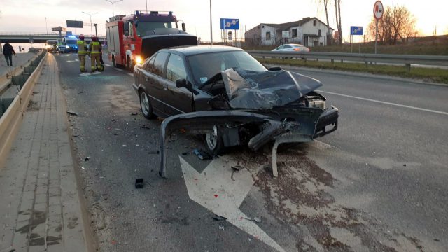 Zderzenie BMW z volvo na wyjeździe z Lublina. Jedno z aut wcześniej uległo awarii (zdjęcia)