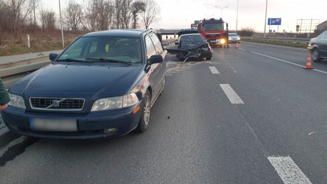 Zderzenie BMW z volvo na wyjeździe z Lublina. Jedno z aut wcześniej uległo awarii (zdjęcia)