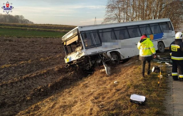 Zderzenie rovera z autobusem szkolnym. Jedna osoba nie żyje, droga jest zablokowana (zdjęcia)