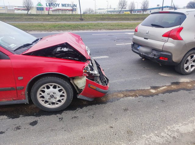 Jeden jechał powoli, drugi nieco za szybko. Volvo zderzyło się z peugeotem (zdjęcia)