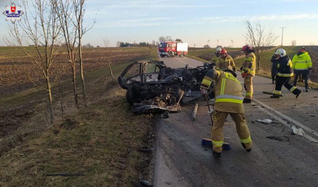 Zderzenie rovera z autobusem szkolnym. Jedna osoba nie żyje, droga jest zablokowana (zdjęcia)