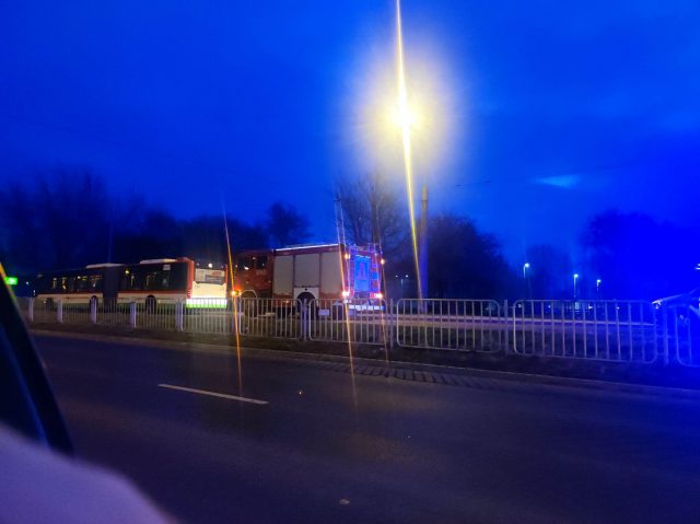 Nad ranem zapalił się autobus komunikacji miejskiej. Kierowca opanował sytuację (zdjęcia)