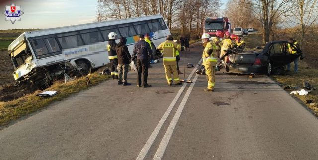 Zderzenie rovera z autobusem szkolnym. Jedna osoba nie żyje, droga jest zablokowana (zdjęcia)