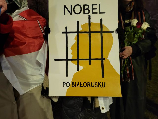 Milczący protest w centrum Lublina. Obywatele Białorusi solidarni z noblistą skazanym przez reżim Łukaszenki (zdjęcia)