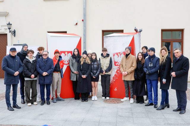 W centrum Lublina ustawili urny symbolizujące dwie różne demokracje. To zachęta do uczestnictwa w wyborach (zdjęcia)