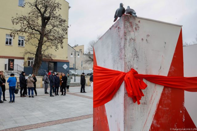 W centrum Lublina ustawili urny symbolizujące dwie różne demokracje. To zachęta do uczestnictwa w wyborach (zdjęcia)