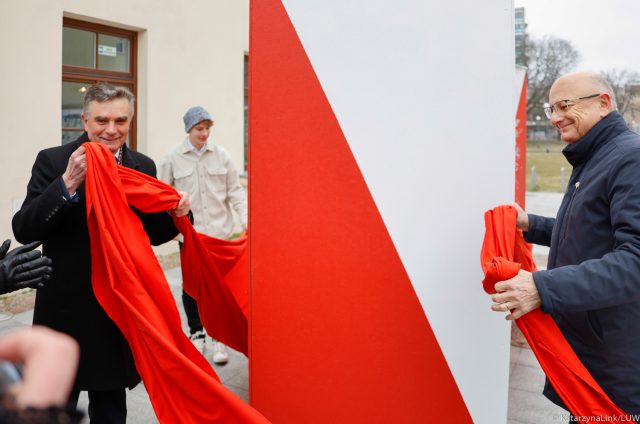 W centrum Lublina ustawili urny symbolizujące dwie różne demokracje. To zachęta do uczestnictwa w wyborach (zdjęcia)