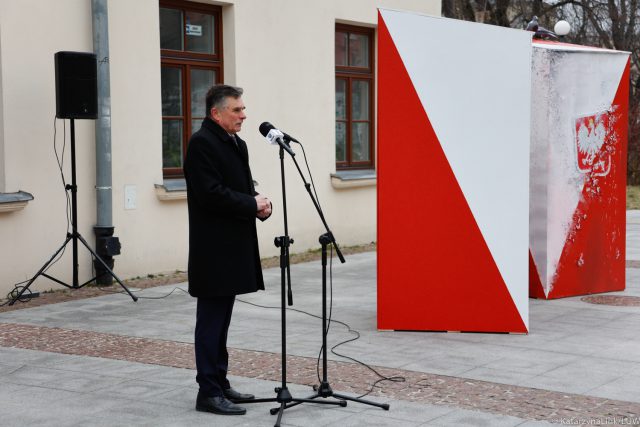 W centrum Lublina ustawili urny symbolizujące dwie różne demokracje. To zachęta do uczestnictwa w wyborach (zdjęcia)