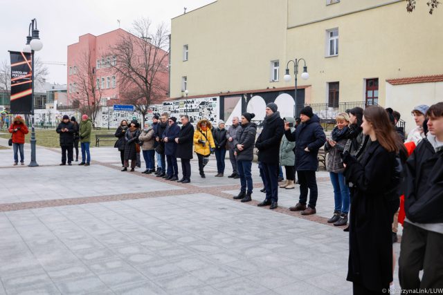 W centrum Lublina ustawili urny symbolizujące dwie różne demokracje. To zachęta do uczestnictwa w wyborach (zdjęcia)