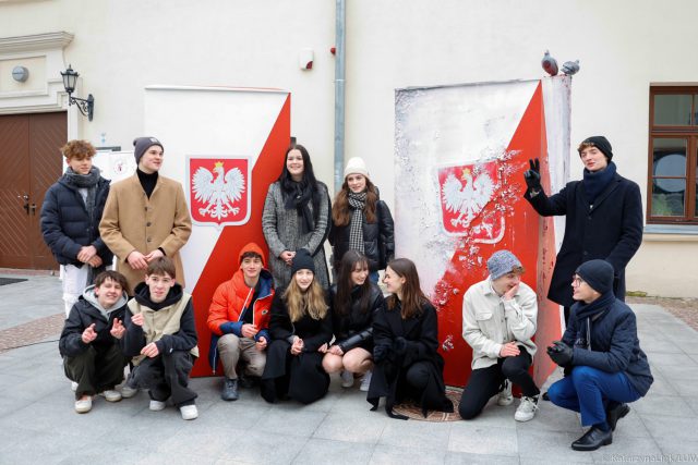 W centrum Lublina ustawili urny symbolizujące dwie różne demokracje. To zachęta do uczestnictwa w wyborach (zdjęcia)