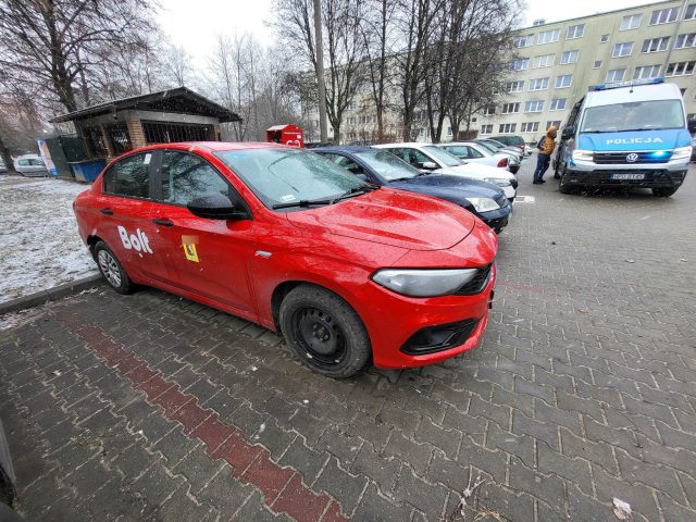 Na parking wjechał fiat, ze środka wytoczyło się trzech mężczyzn. Świadkowie od razu wiedzieli co robić (zdjęcia)