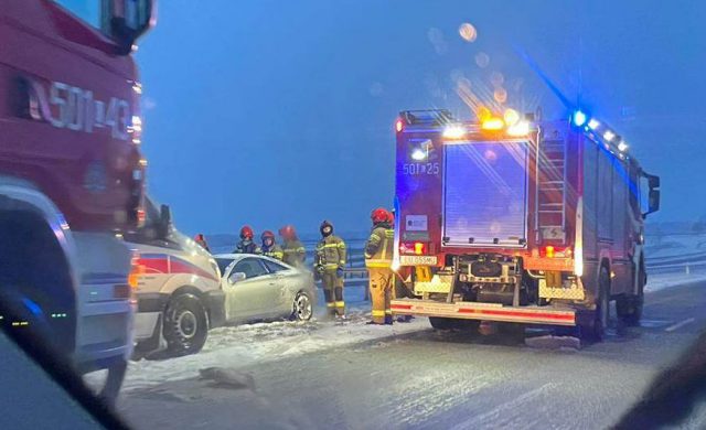 Wróciła zima, na drogach ślisko. Na ekspresówce auto uderzyło w bariery, kolejne wpadło do rowu (zdjęcia)