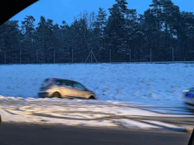 Wróciła zima, na drogach ślisko. Na ekspresówce auto uderzyło w bariery, kolejne wpadło do rowu (zdjęcia)