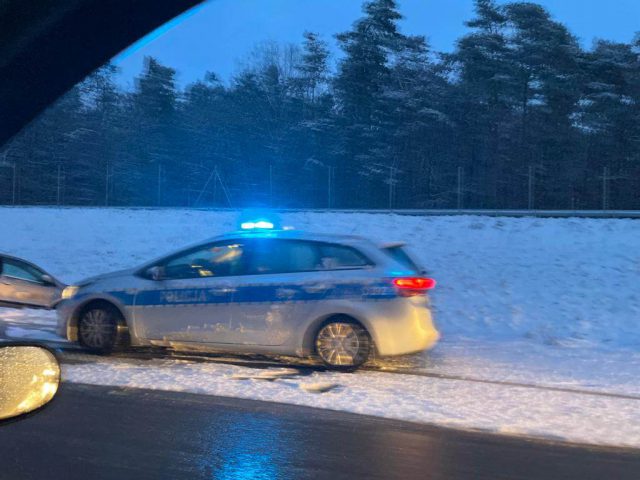 Wróciła zima, na drogach ślisko. Na ekspresówce auto uderzyło w bariery, kolejne wpadło do rowu (zdjęcia)