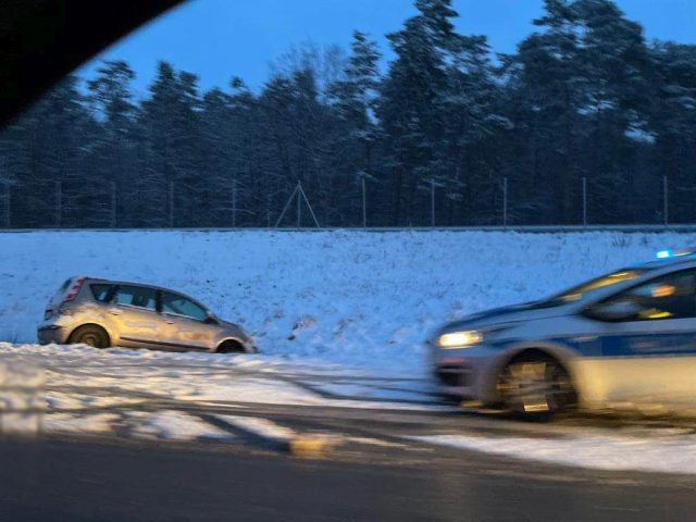 Wróciła zima, na drogach ślisko. Na ekspresówce auto uderzyło w bariery, kolejne wpadło do rowu (zdjęcia)