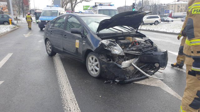 Zajechał drogę hondzie, doprowadził do wypadku. Dwie osoby trafiły do szpitala (zdjęcia)