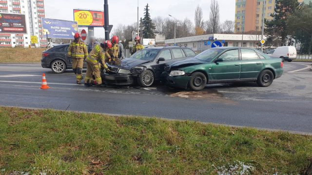 Zderzenie skody z audi na skrzyżowaniu. Kierująca jednym z aut nie ustąpiła pierwszeństwa (zdjęcia)