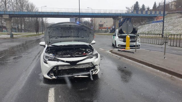 Wjechała na skrzyżowanie, wprost przed nadjeżdżającą toyotę. Doprowadziła do wypadku (zdjęcia)