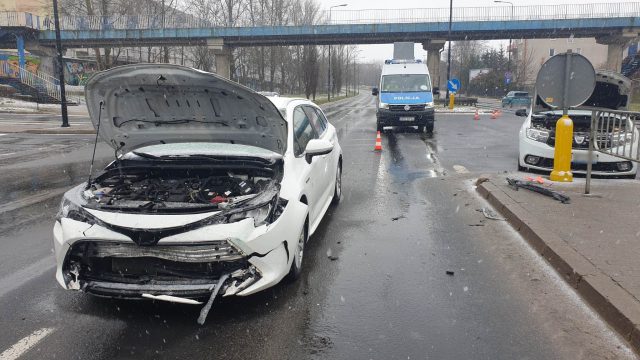 Wjechała na skrzyżowanie, wprost przed nadjeżdżającą toyotę. Doprowadziła do wypadku (zdjęcia)