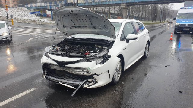 Wjechała na skrzyżowanie, wprost przed nadjeżdżającą toyotę. Doprowadziła do wypadku (zdjęcia)