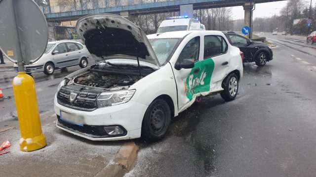 Wjechała na skrzyżowanie, wprost przed nadjeżdżającą toyotę. Doprowadziła do wypadku (zdjęcia)