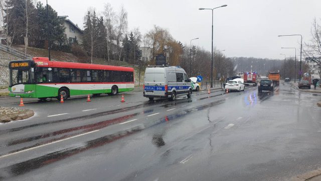 Wjechała na skrzyżowanie, wprost przed nadjeżdżającą toyotę. Doprowadziła do wypadku (zdjęcia)