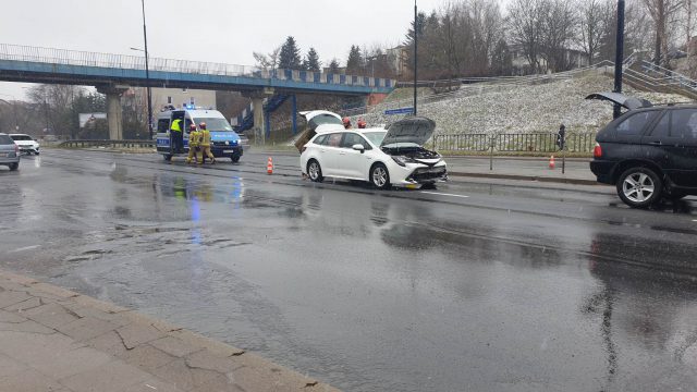 Wjechała na skrzyżowanie, wprost przed nadjeżdżającą toyotę. Doprowadziła do wypadku (zdjęcia)