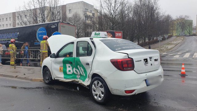 Wjechała na skrzyżowanie, wprost przed nadjeżdżającą toyotę. Doprowadziła do wypadku (zdjęcia)