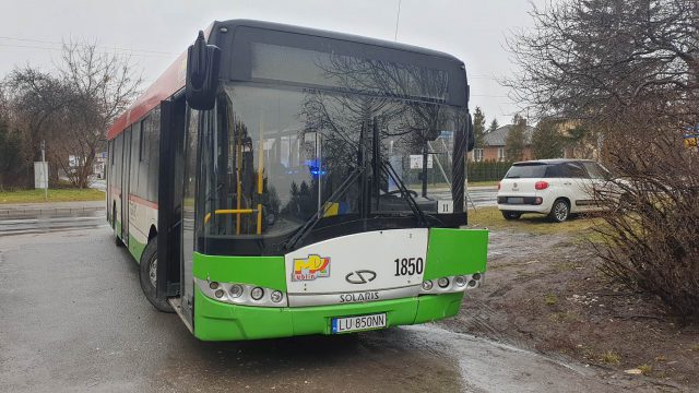 Wjechała wprost przed autobus. Była przekonana, że pojazd skręci w boczną ulicę (zdjęcia)