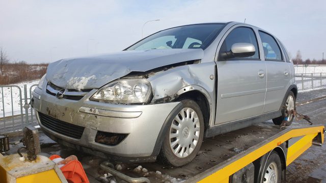 Wjechał na skrzyżowanie wprost przed dostawcze auto. Opel zderzył się z fiatem (zdjęcia)