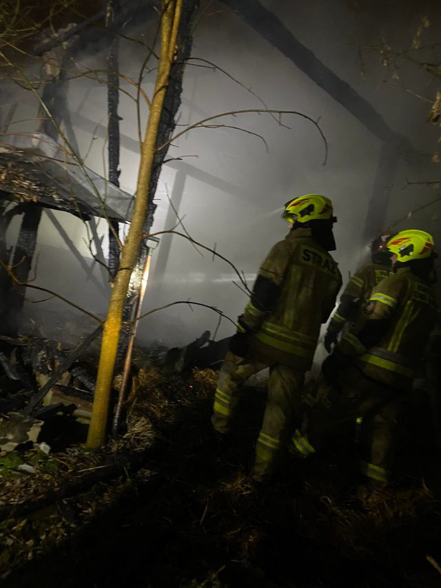 Kolejne podpalenie w tej samej okolicy. Drewniana stodoła spłonęła doszczętnie (zdjęcia)