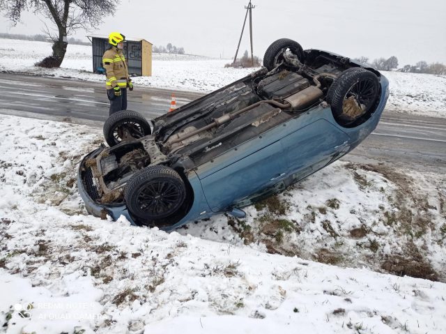 Na prostym odcinku straciła panowanie nad pojazdem. Hyundai dachował w rowie (zdjęcia)