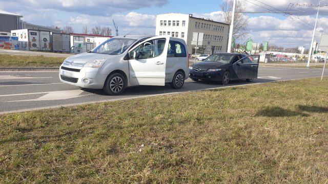 Zderzenie hondy z citroenem przed rondem. Jeden pas jezdni zablokowany (zdjęcia)