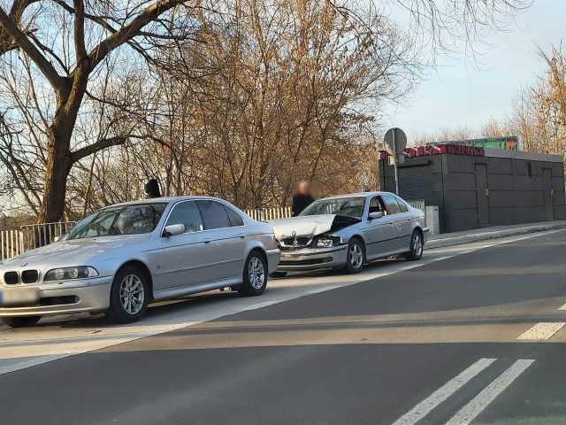 Zderzenie dwóch BMW na wyjeździe z miasta. Na miejscu pracują policjanci (zdjęcia)