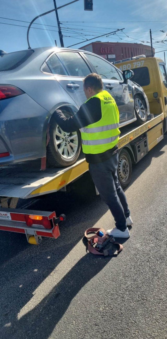 Wjechał na skrzyżowanie, nie patrzył na światła. Doprowadził do zderzenia z toyotą (zdjęcia)