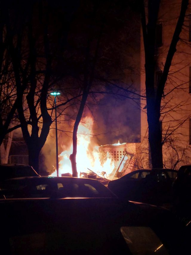 Wynieśli meble z mieszkania, ułożyli pod śmietnikiem. Składowisko zostało podpalone (zdjęcia)