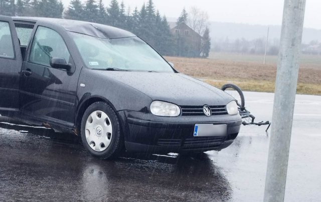 Potrącony przez volkswagena rowerzysta trafił do szpitala. Na miejscu pracują policjanci (wideo, zdjęcia)