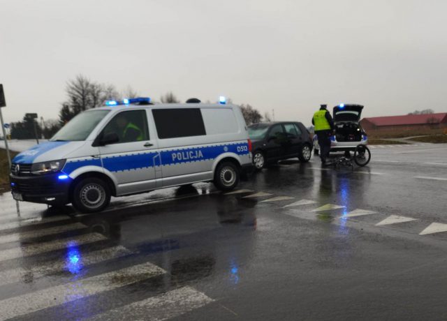 Potrącony przez volkswagena rowerzysta trafił do szpitala. Na miejscu pracują policjanci (wideo, zdjęcia)