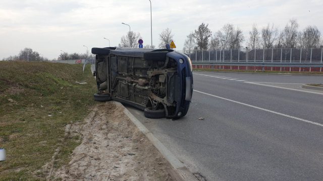 Nie zwróciła uwagi na znaki i czerwone linie. Na rondzie z pniakiem peugeot zderzył się z renaultem (zdjęcia)