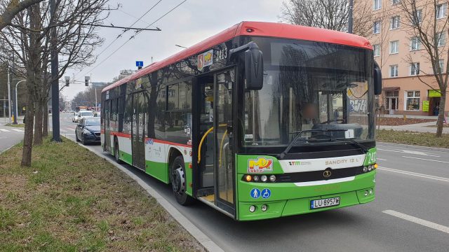 Zderzenie volvo z autobusem.  Żaden z kierowców nie poczuwał się do winy (zdjęcia)