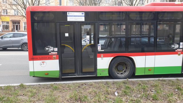 Zderzenie volvo z autobusem.  Żaden z kierowców nie poczuwał się do winy (zdjęcia)