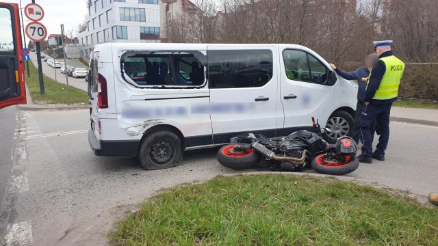 Z lewego pasa postanowił skręcić w prawo. Zajechał drogę motocykliście (zdjęcia)