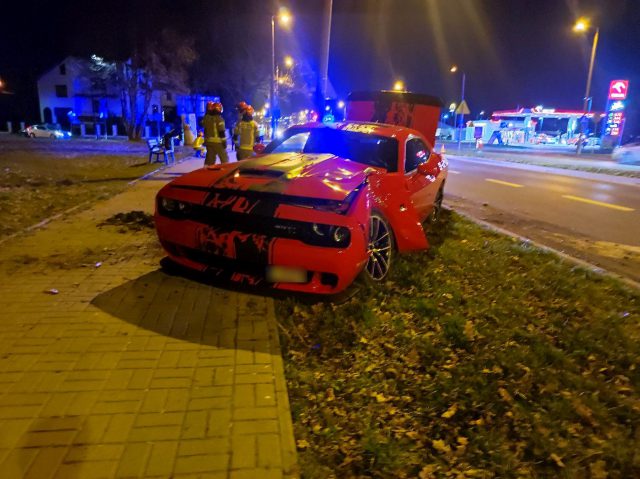 Zderzenie dodga z oplem. Obaj kierowcy trafili do szpitala (zdjęcia)