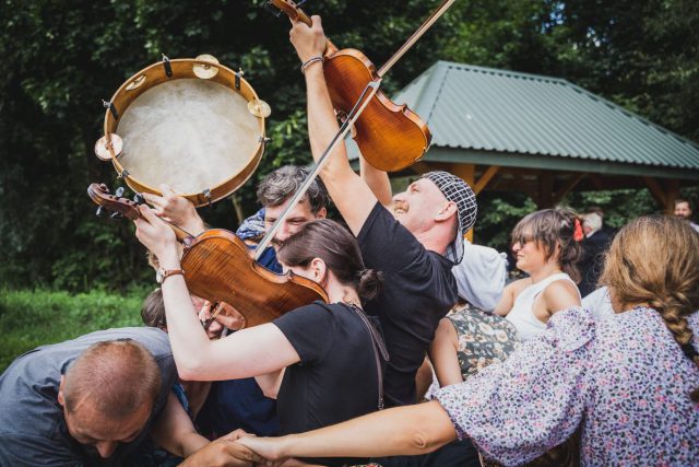 Nadają nowy wymiar muzyce ludowej, wyszli z nią do młodych ludzi. Zanim wrócą na Roztocze, przygotowali wystawę